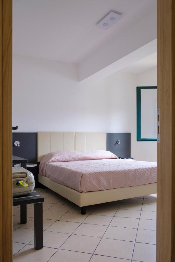 Magico Apartments - 450M Dalla Spiaggia Capo dʼOrlando Extérieur photo