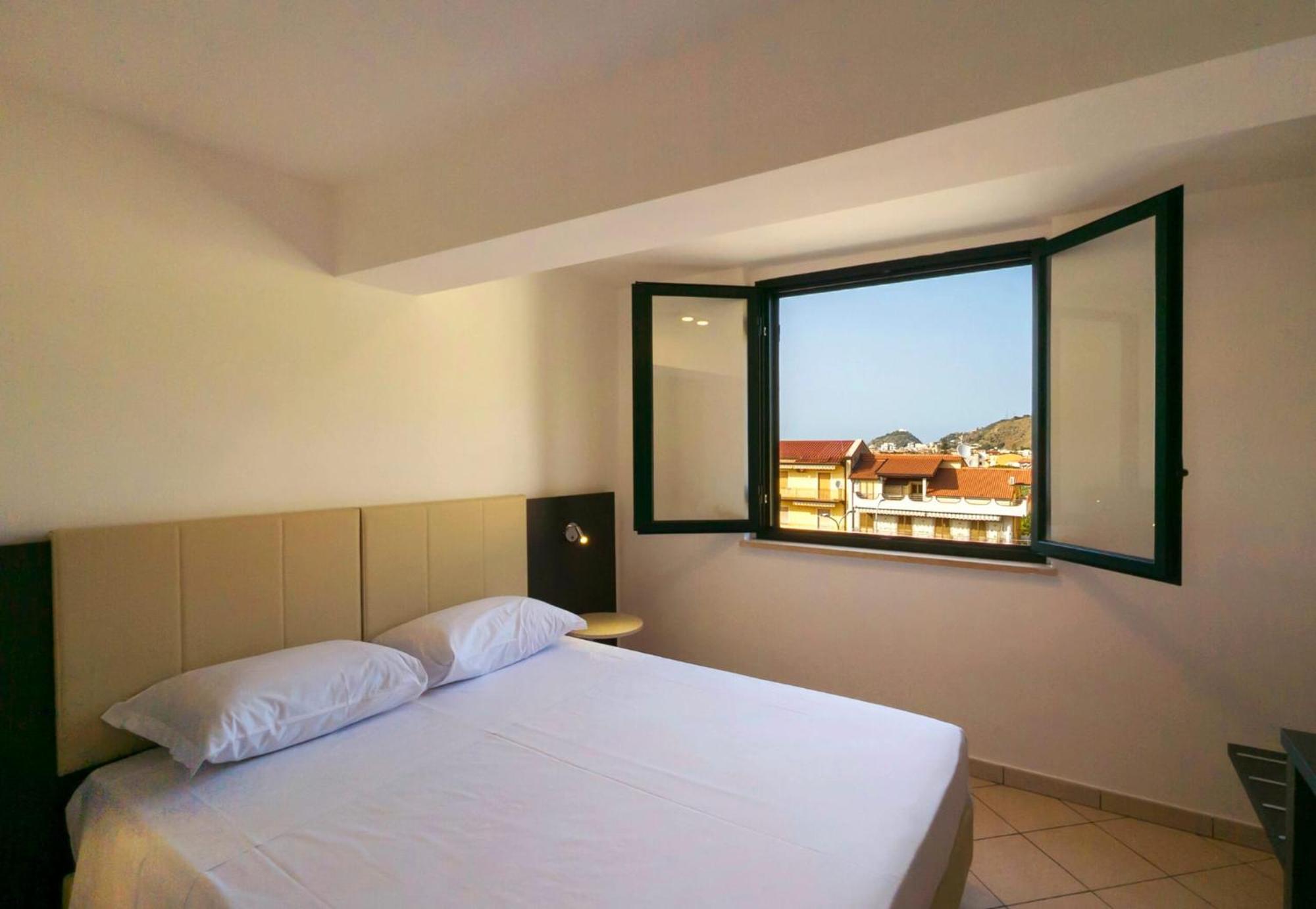 Magico Apartments - 450M Dalla Spiaggia Capo dʼOrlando Extérieur photo